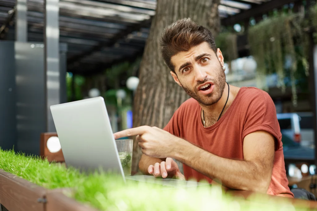 Versteckt dich Google? Warum deine High-End Website ohne organische Sichtbarkeit unsichtbar bleibt